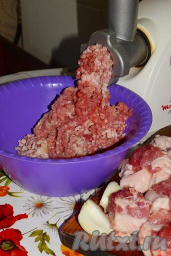 Пропускаем кусочки свинины, лук и хлеб, отжатый от лишней жидкости, через мясорубку. Лучше пропустить мясо с луком и хлебом через мясорубку два раза, так фарш становится более однородным и вязким, что нам и нужно для приготовления сочных котлет.