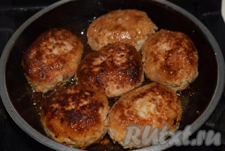 Когда котлеты будут готовы, наливаем в сковороду 2-3 столовые ложки кипяченой воды и пропариваем котлетки с двух сторон до выпаривания жидкости под прикрытой крышкой на среднем огне (в течение 3-4 минут). Котлеты приобретут глянцевый вид и станут более сочными и аппетитными.