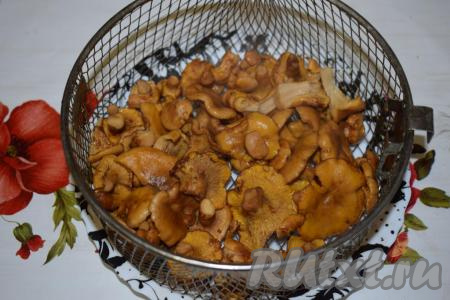 По истечении времени вареные лисички выкладываем в дуршлаг и оставляем минут на 15-20, чтобы стекла вода.