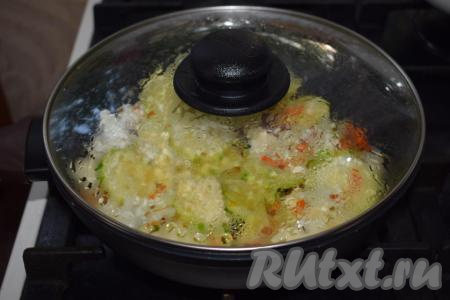 Накрываем овощи крышкой и тушим до готовности (примерно, 20-25 минут), не забывая периодически помешивать.