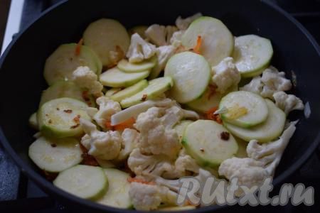 К овощам добавляем цветную капусту.