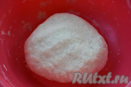 Когда тесто немного остынет, начинаем замешивать его руками. Тесто должно получиться крутым и плотным&nbsp;по консистенции, оно легко раскатывается и не липнет к рукам. Заворачиваем тесто в пакет и даем полежать при комнатной температуре 20 минут. Пока тесто отдыхает, приготовим овощную начинку.