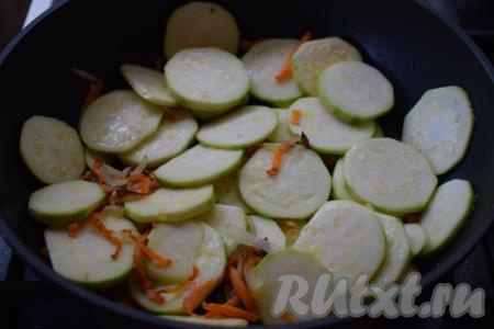 На среднем огне обжариваем лук с морковью до прозрачности, иногда помешивая, затем добавляем кабачок, солим его прямо в сковороде, так он пустит сок - а нам именно это и нужно для тушения овощей.