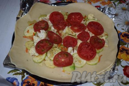 Поверх начинки кладем кружочки помидора.