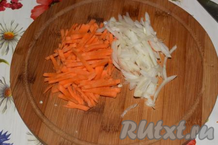Для этого очистим лук и морковь. Нарежем лук на полоски, морковь - на тоненькие брусочки.