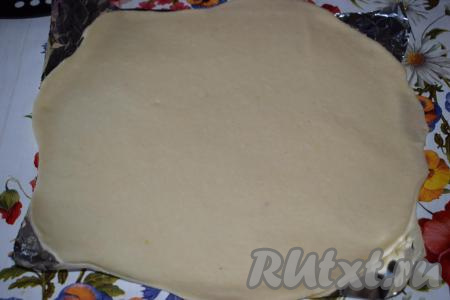 Готовые тушеные овощи пробуем на вкус,&nbsp;добавляем молотый перец и, если надо, соль. Охлаждаем начинку для галеты до теплого состояния. На фольге (или пергаменте), которой будем застилать форму для выпечки, раскатываем тесто в пласт круглой формы толщиной, примерно, 4-5 мм.