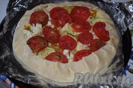 Тесто по краям смазываем растительным маслом и отправляем галету с овощами в разогретую до 180 градусов духовку на 40-45&nbsp;минут.