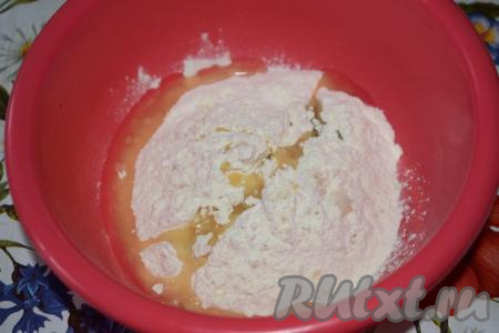 Сначала приготовим тесто для галеты. В миску насыпем муку, добавим к ней соль и растительное масло.