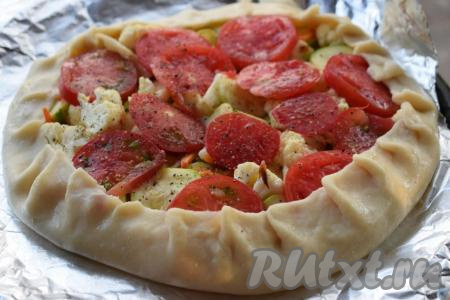 Края теста защипываем по кругу, немного прикрывая начинку с боков (как на фото).