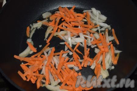 В сковороде разогреваем растительное масло,&nbsp;кладем лук и морковь.