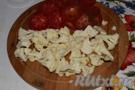 Цветную капусту разберем на соцветия, помидор нарежем на кружочки.