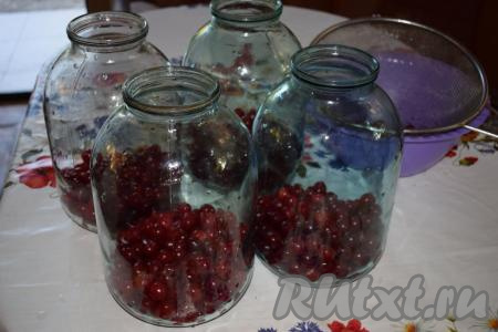 В подготовленные банки кладем вишню, она должна заполнять 1/3 банки.