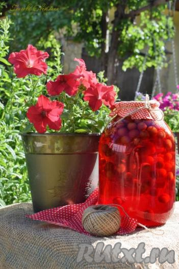 При таком способе приготовления значительно сокращается и время уборки кухни после закатывания банок - мы не варим сироп, а значит не надо отмывать от липкой жидкости стол, плиту и посуду. По окончании готовки достаточно просто протереть тряпочкой воду со стола. Этот простой рецепт приготовления компота из вишни на зиму проверен&nbsp;годами, можете довериться!