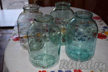 Банки промываем горячей водой с содой, крышки кипятим в воде пару минут.