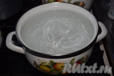 Первым делом нужно поставить воду на огонь, пока ждем ее закипания, подготовим вишню для компота.