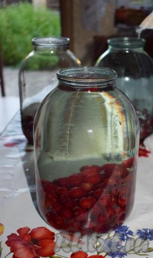 Заливаем кипятком вишню с сахаром.