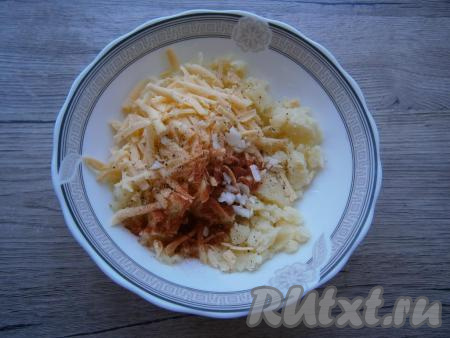 К картофельно-сырной массе добавить соль и перец по вкусу, измельченный чеснок, всыпать паприку.