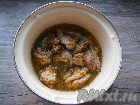 Обжаренные кусочки переложить в кастрюлю, влить подсоленный бульон (или воду).