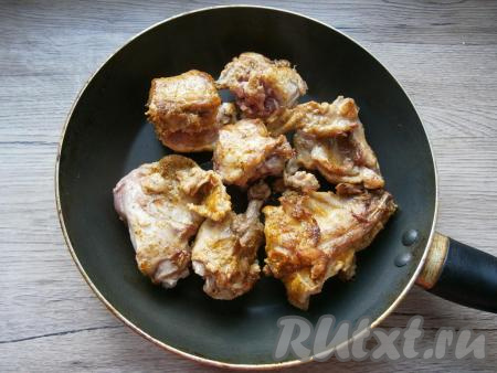 Обжарить кусочки кролика на растительном масле на среднем огне до румяного цвета со всех сторон.