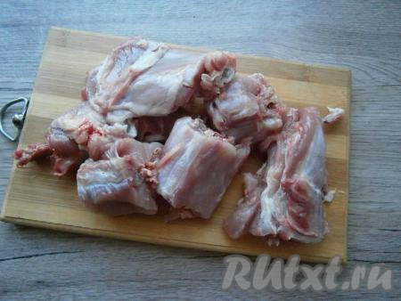 Порубить любые части кролика на небольшие кусочки.

