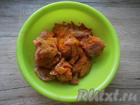 Мясо посолить, щедро посыпать специями, перемешать.