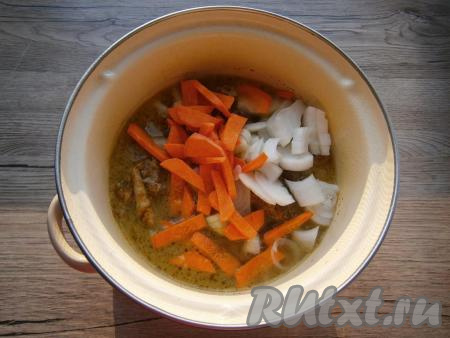 Поставить кастрюлю на огонь, довести до кипения и далее тушить, прикрыв крышкой, 35-40&nbsp;минут на самом&nbsp;минимальном огне. Затем добавить в кастрюлю нарезанные довольно крупными кусочками очищенные лук и морковь.