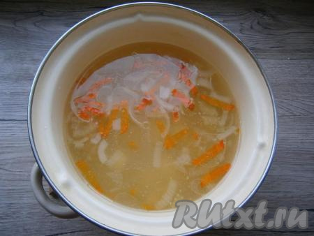 Когда картофель проварится в течение 10 минут, добавить в кастрюлю растительное масло и нарезанную соломкой или маленькими брусочками морковь. Варить 15-20 минут (до готовности картошки). Картофель должен начать развариваться.