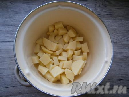 Картофель, морковку и лук очистить. Картошку нарезать в кастрюлю кубиками или кусочками.