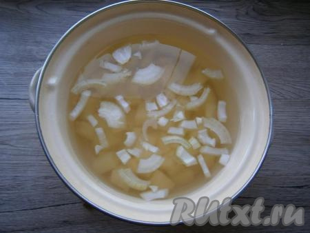 Залить картофель водой, добавить нарезанный репчатый лук. Довести воду до кипения, посолить, далее варить картошку на небольшом огне с прикрытой крышкой минут 10. 