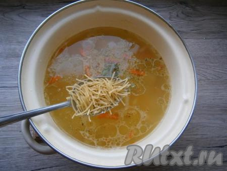 Как только картофель начнет развариваться, добавить в суп специи, лавровый лист и вермишель, перемешать и дать супу провариться еще 5-7 минут с момента закипания.