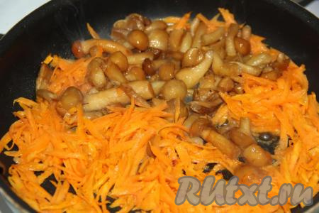 Затем на сковороду к обжаренной моркови выложить грибы (свежие или замороженные) и обжарить в течение 5 минут, периодически перемешивая. Если вы готовите со свежими лесными грибами, то их нужно предварительно перебрать, промыть и отварить в воде в течение минут 25 с момента закипания на небольшом огне, а уже потом добавлять на сковороду к обжаренной моркови.