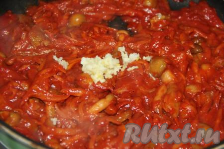 Чеснок очистить и пропустить через пресс. Добавить чеснок в сковороду, перемешать и снять нашу зажарку с огня.