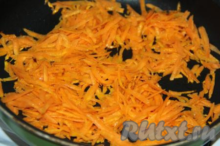 Обжарить морковь на растительном масле на среднем огне в течение 5 минут, помешивая.