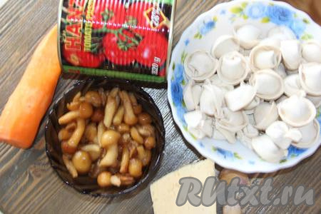 Подготовить продукты для приготовления пельменей с грибами в горшочках в духовке