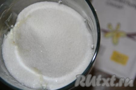 Для приготовления начинки нужно поместить творог в чашу блендера, добавить сахар и ванильный сахар.