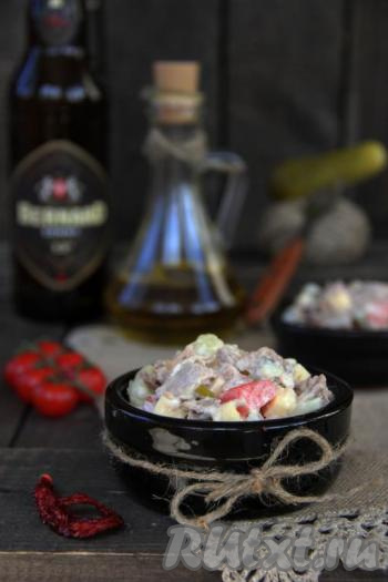 Салат со свининой и солеными огурцами