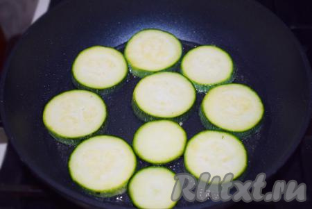 В сковороде разогреваем растительное масло и выкладываем кружочки кабачков.