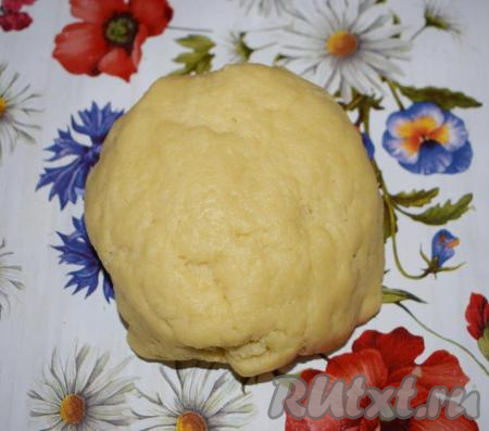 Замешиваем гладкое, однородное песочное тесто, которое по консистенции будет плотным и&nbsp;не липнущим к рукам. Готовое тесто можно охладить в холодильнике в течение 30 минут, а можно и сразу приступать к приготовлению пирога, что я и сделала.