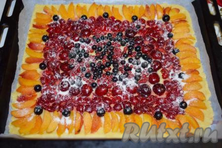 Начинку посыпаем сверху через ситечко крахмалом и присыпаем сахаром.