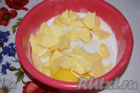  Нарезаем на кубики охлажденное сливочное масло и добавляем к остальным ингредиентам.