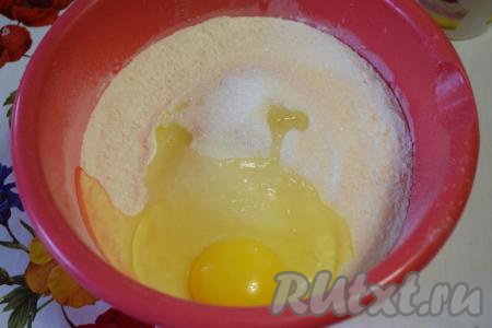 Для приготовления теста в миску насыпаем 2 стакана муки, добавляем сахар, яйцо и соль.