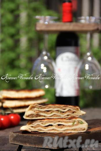 Готовые китайские лепёшки с мясной начинкой подать к столу в тёплом виде. Посмотрите, какие интересные они в разрезе. Обязательно приготовьте такие китайские лепешки, рецепт несложный, а в результате - красивое и вкусное блюдо, к тому же еще и очень сытное.