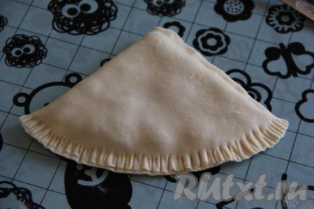 Завернуть лепёшку ещё раз. Таким образом у нас получится треугольная лепёшка. Тщательно скрепить край с помощью вилки.