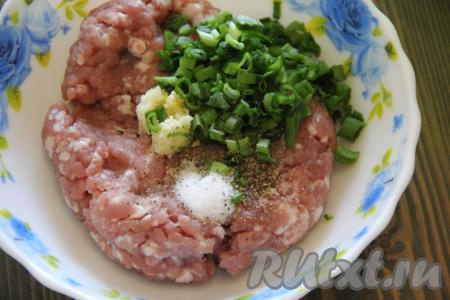 Пока тесто отдыхает, займёмся начинкой для китайских лепёшек. Чеснок очистить и пропустить через пресс. Зеленый лук вымыть, обсушить и мелко нарезать. Соединить мясной фарш, лук, чеснок, соль и перец.