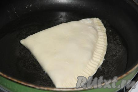 В сковороду влить растительное масло и выложить заготовку&nbsp;лепёшки.