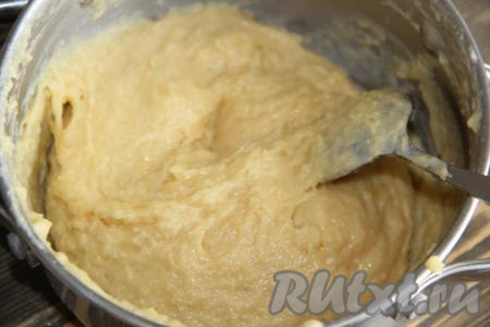 Тесто станет блестящим и эластичным.