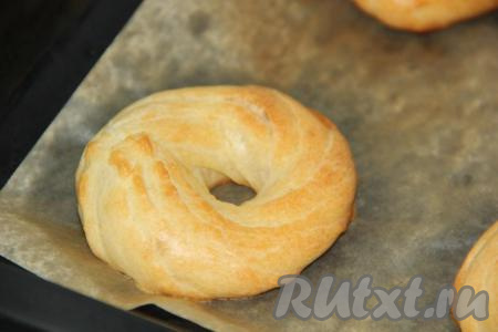 Выпекать заварные кольца в разогретой духовке при температуре 220 градусов минут 8, а затем уменьшить температуру до 180 градусов и выпекать ещё 10-12 минут.