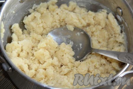 Постоянно перемешивая, заварить тесто (как на фото) на медленном огне и снять с огня.