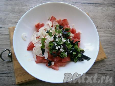 Чеснок, петрушку и базилик измельчить, добавить к помидорам и луку.