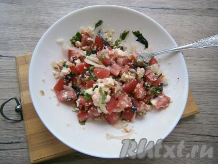 Влить уксус и растительное масло, если нужно, все немного посолить. Салат аккуратно перемешать.